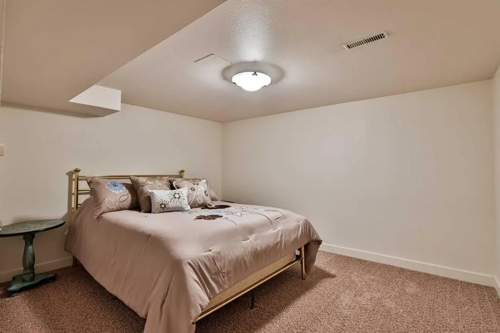 85 Sherwood Boulevard W