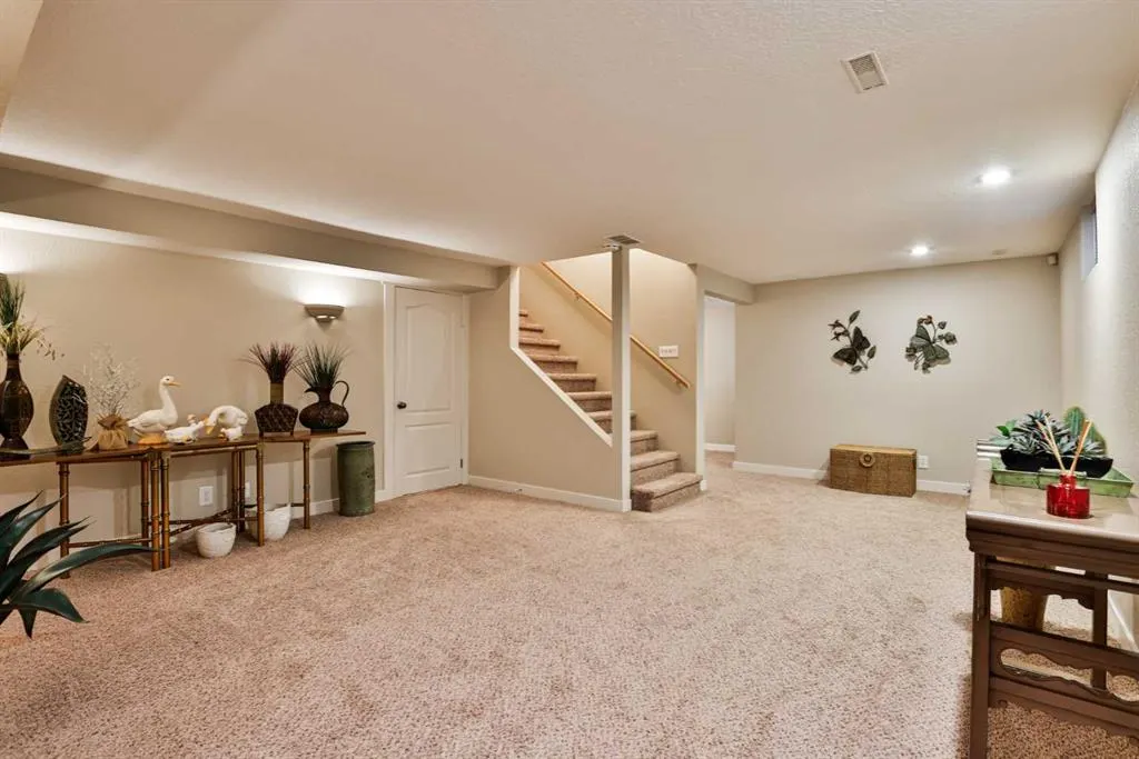 85 Sherwood Boulevard W