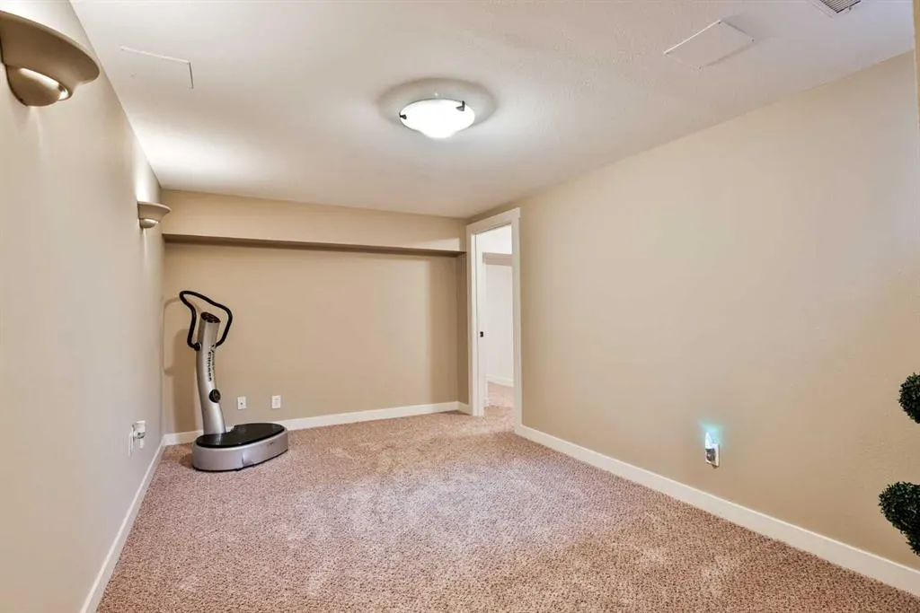 85 Sherwood Boulevard W