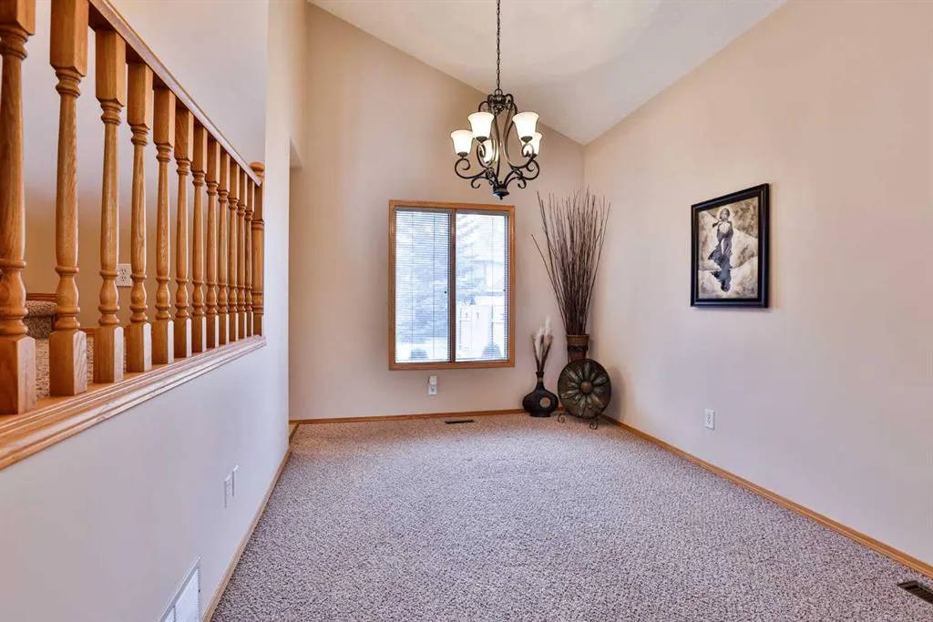 85 Sherwood Boulevard W