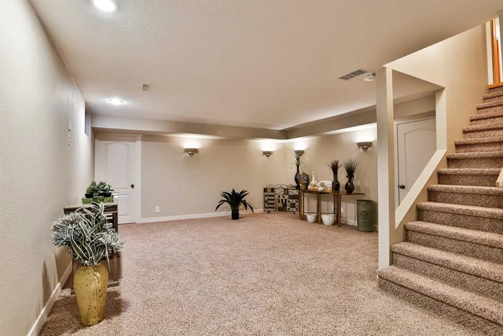 85 Sherwood Boulevard W