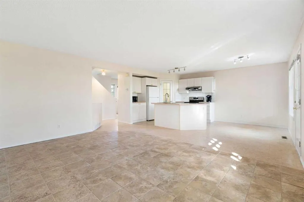 87 Citadel Meadow Grove NW