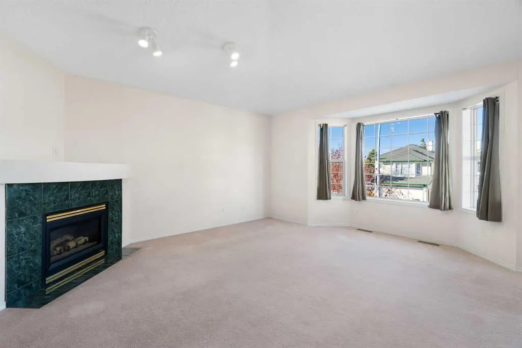 87 Citadel Meadow Grove NW