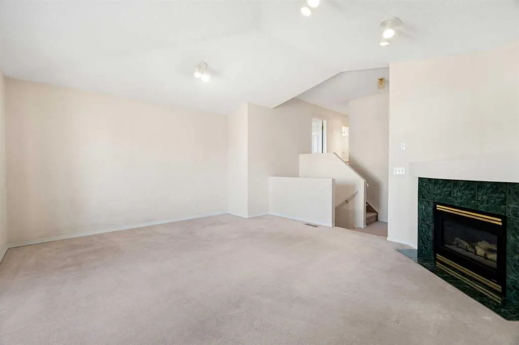 87 Citadel Meadow Grove NW