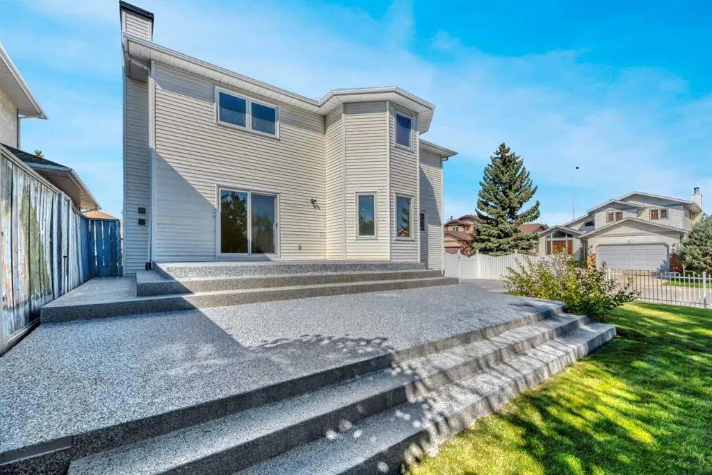 238 Hawktree Bay NW