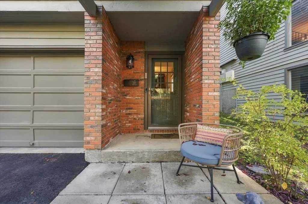 512 Point Mckay Grove NW