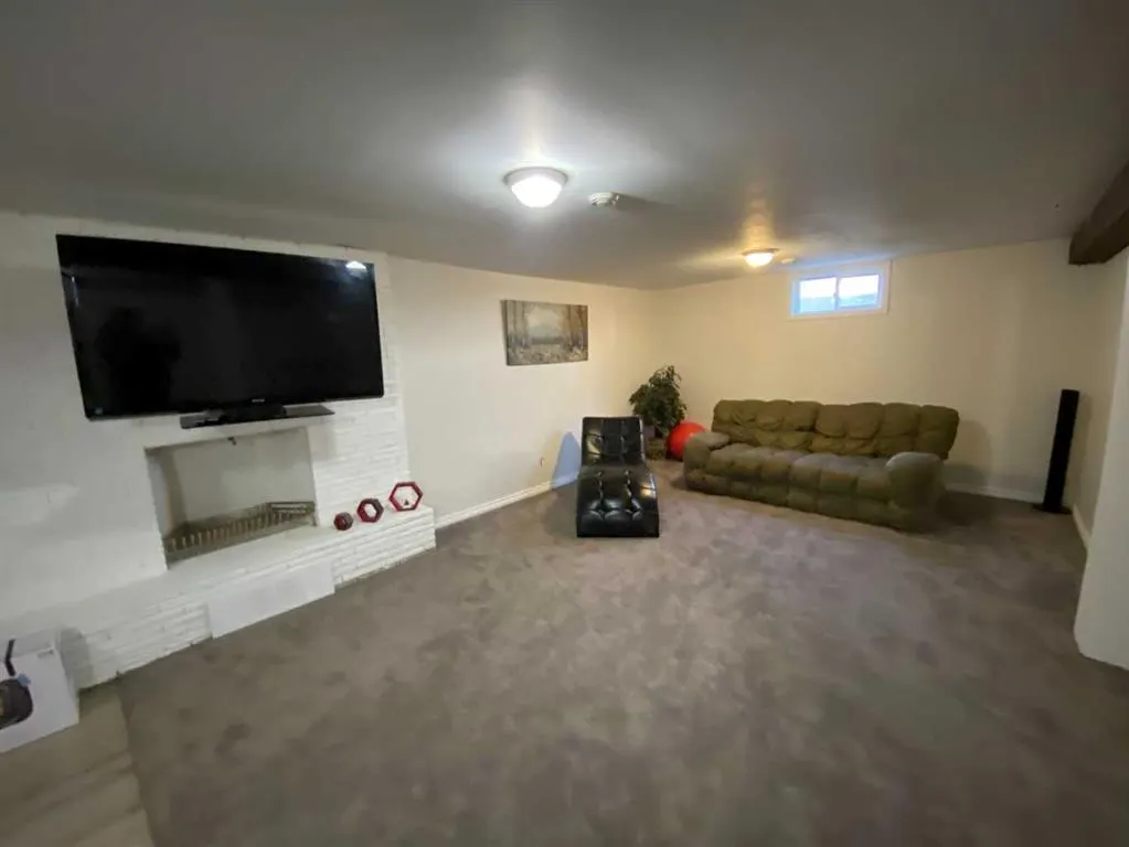 535 2A Avenue W