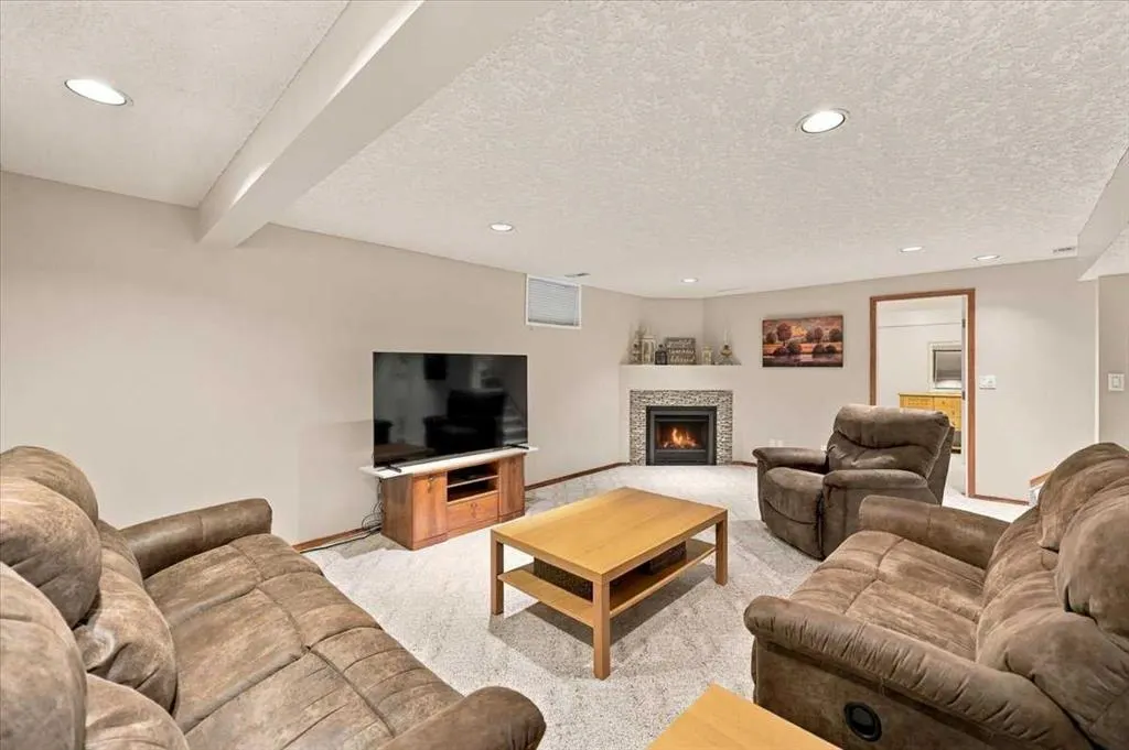 144 Bernard Way NW