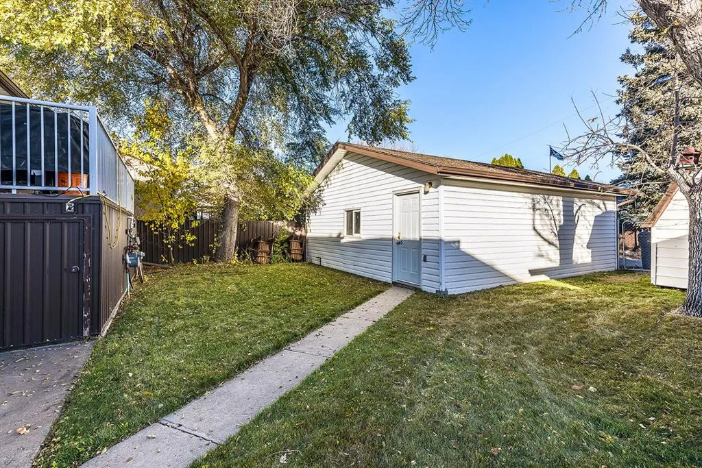 22 Hamilton Court NE