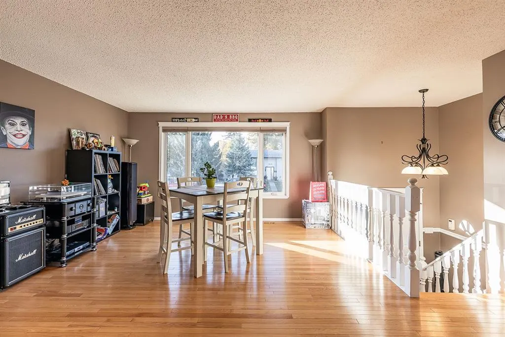 22 Hamilton Court NE
