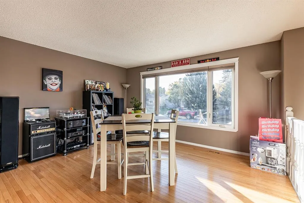 22 Hamilton Court NE