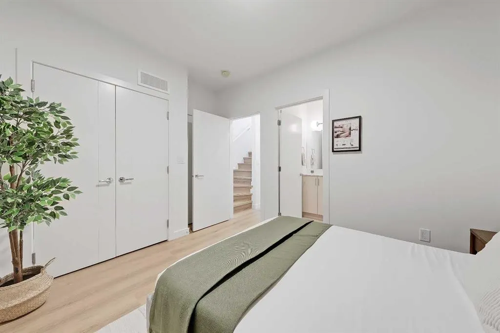 828 8 Avenue NE #4