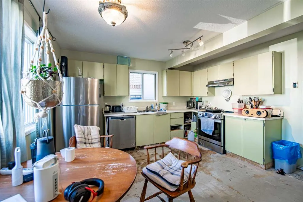 6 Ellenwood Drive