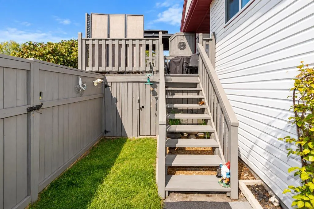 8 Daines Avenue