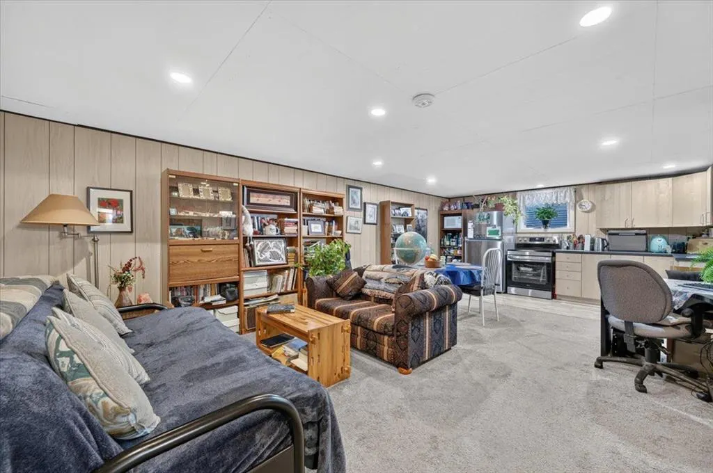 1184 Northmount Drive NW