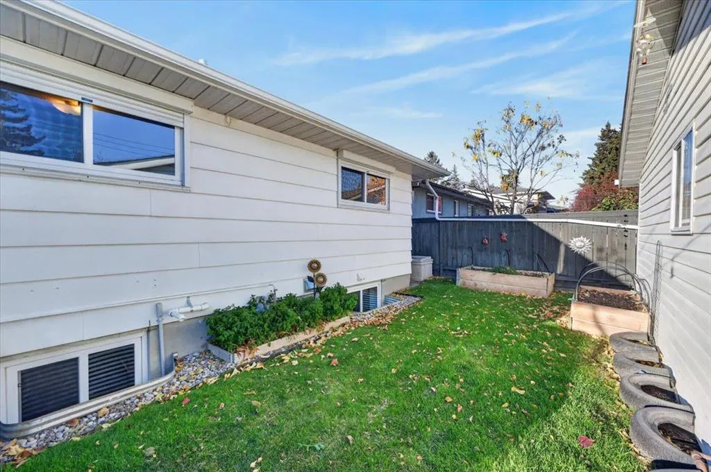 1184 Northmount Drive NW