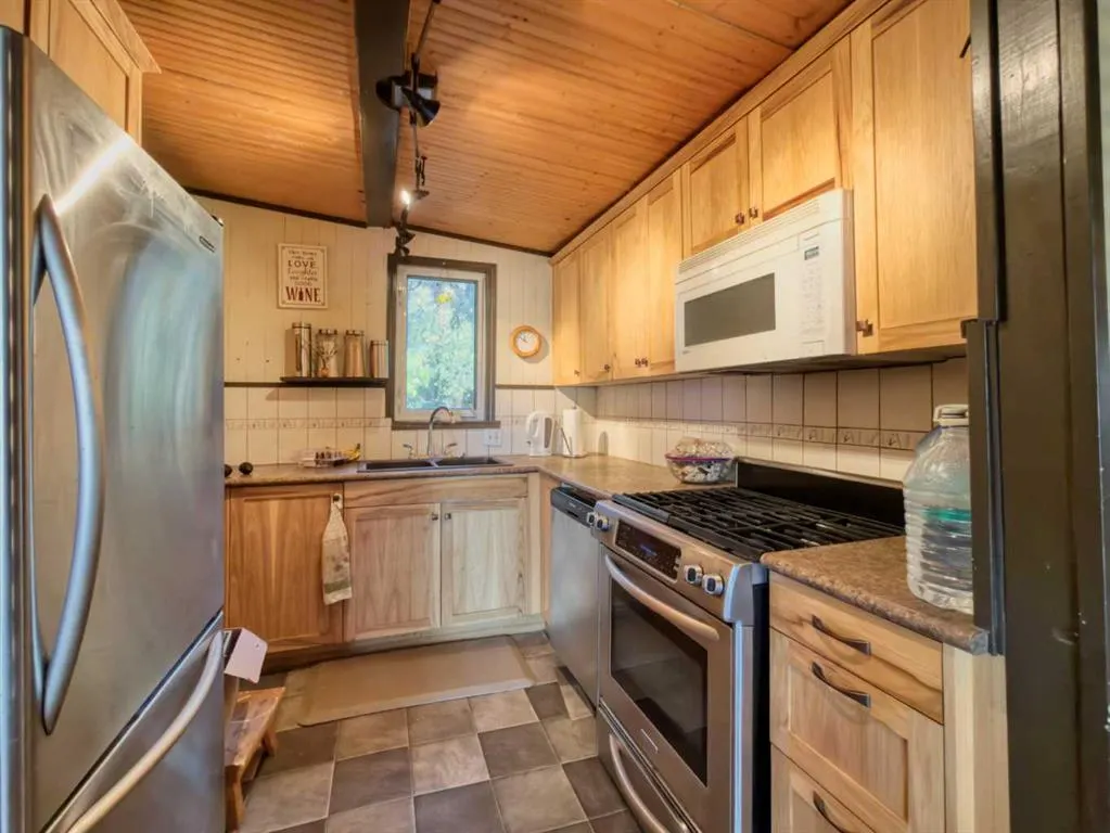 16 Lee Lake Road