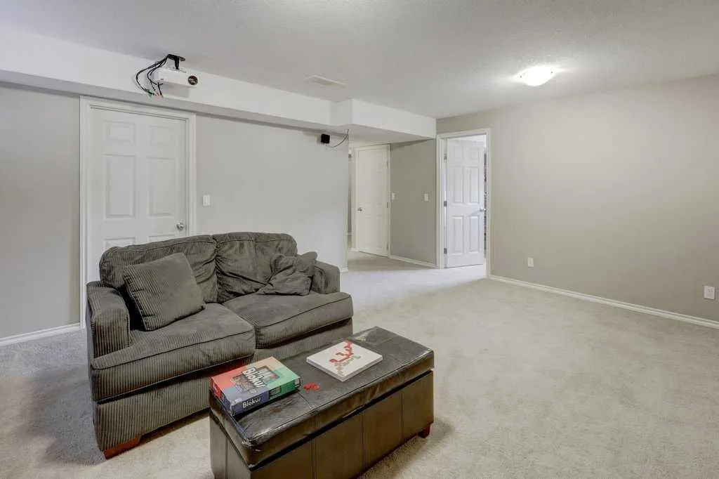 242 Crystal Green Point