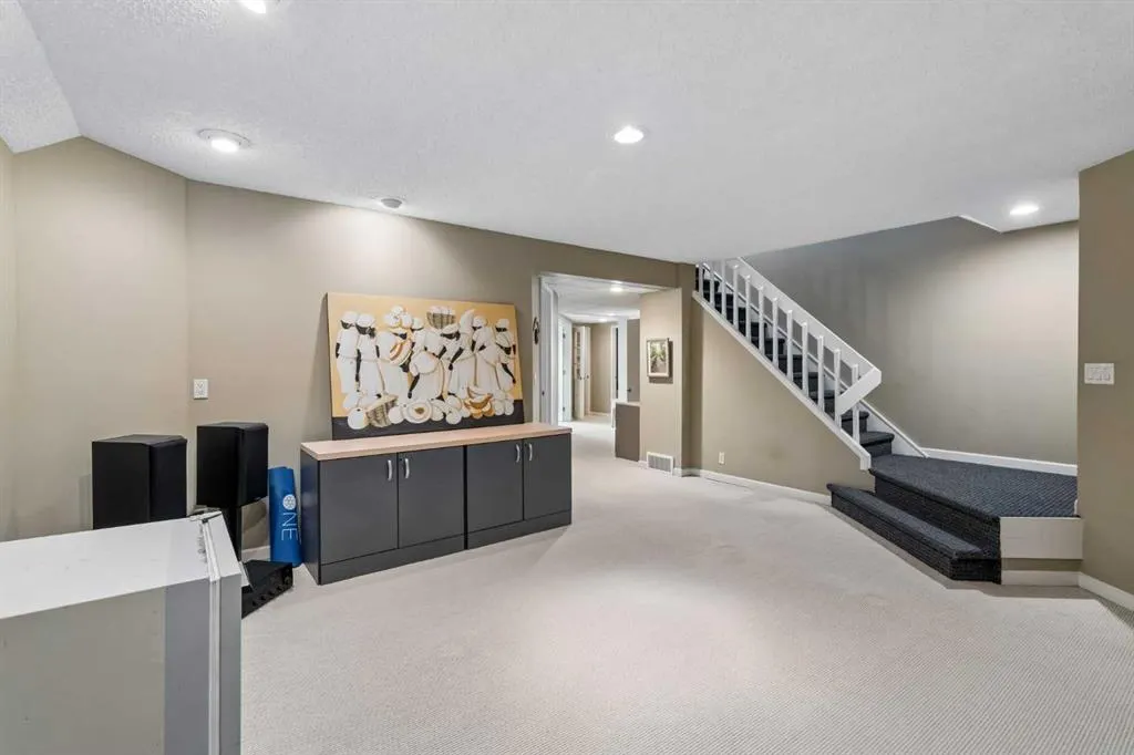 111 Hawksbrow Drive NW