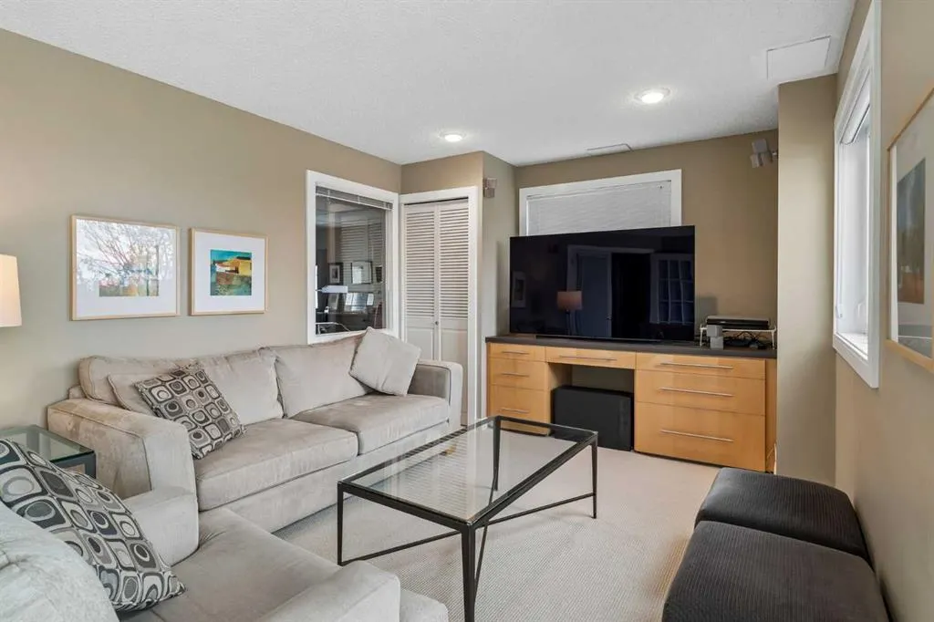 111 Hawksbrow Drive NW