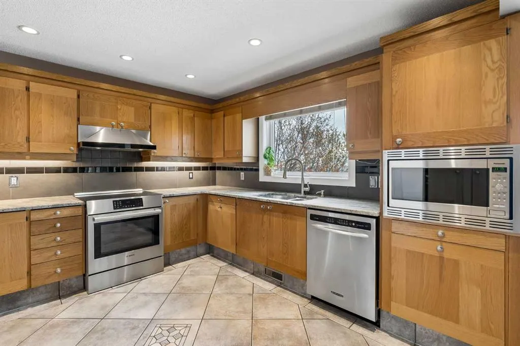 111 Hawksbrow Drive NW