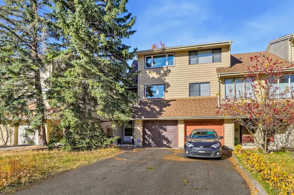 302 Woodvale Crescent SW