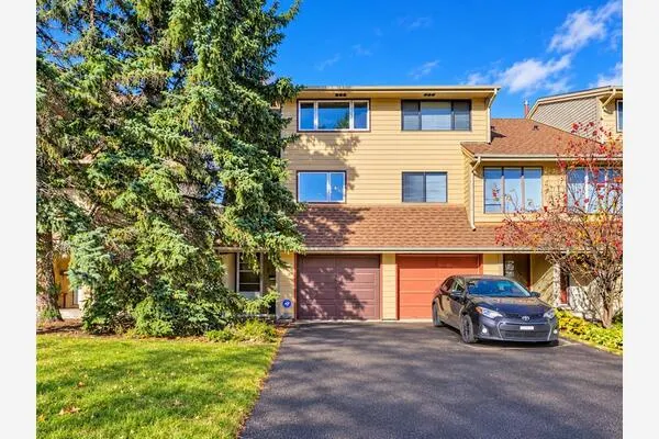 302 Woodvale Crescent SW