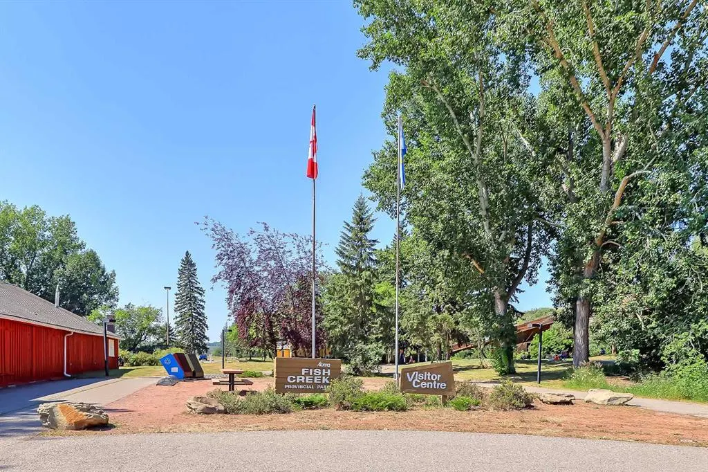 302 Woodvale Crescent SW