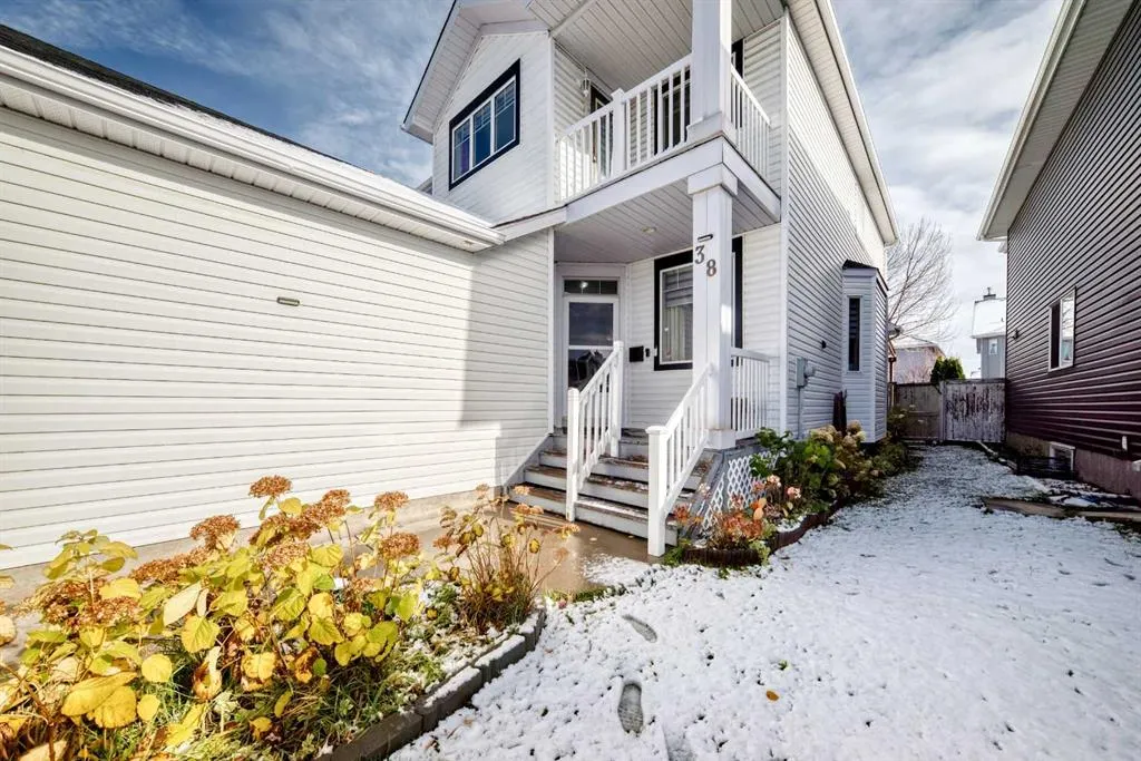 38 Coral Reef Crescent NE