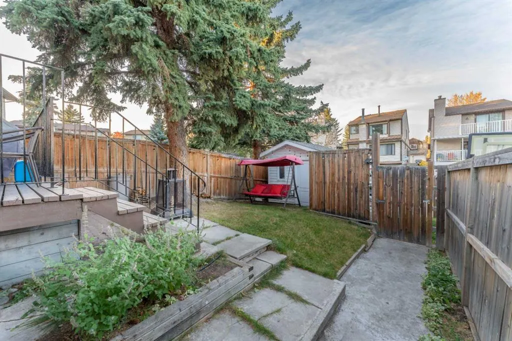 77 Strathcona Crescent SW