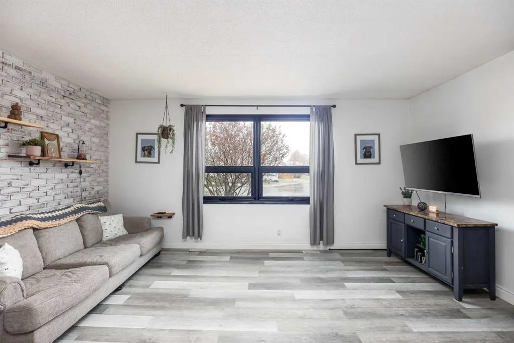 203 Cochrane Crescent