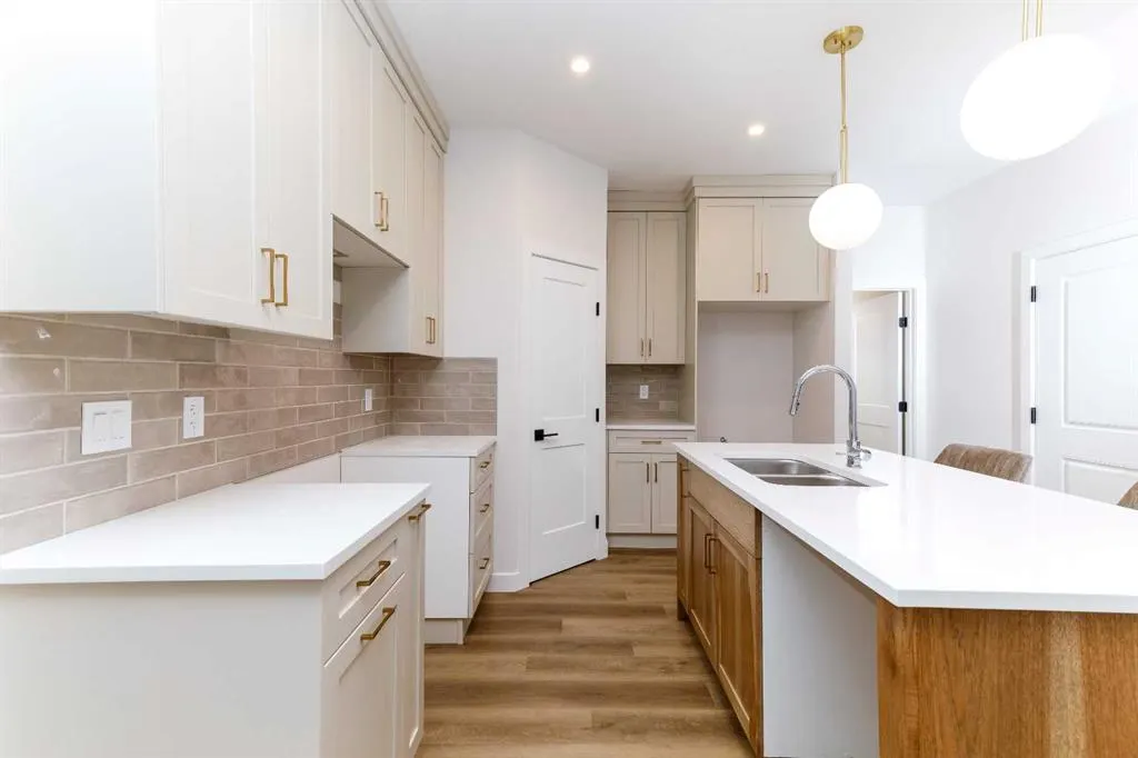 5463 55 Avenue #7