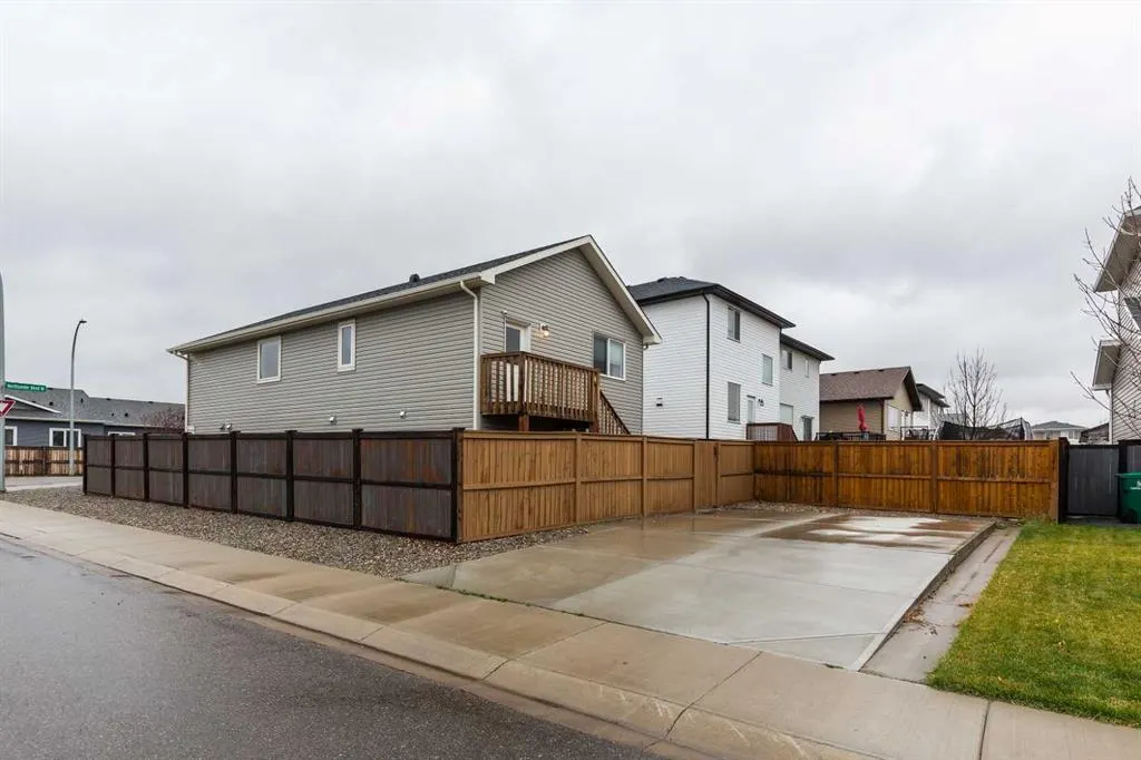 319 Northlander Bend W