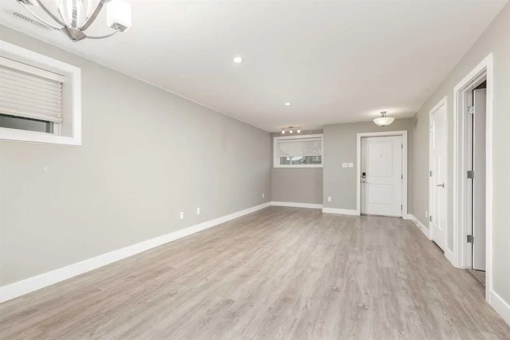 319 Northlander Bend W