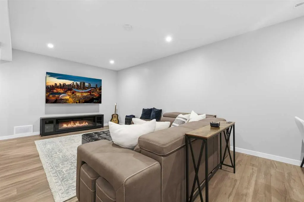 121 Springmere Grove