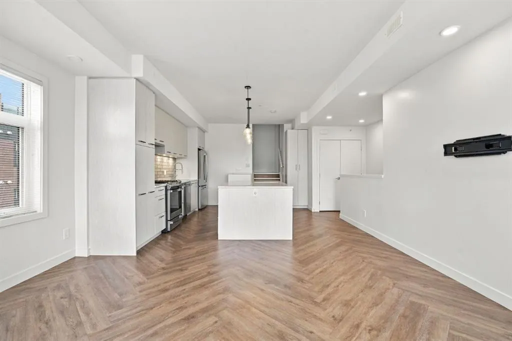 1709 35 Avenue SW #201