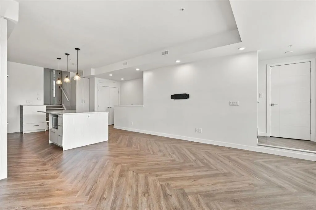 1709 35 Avenue SW #201