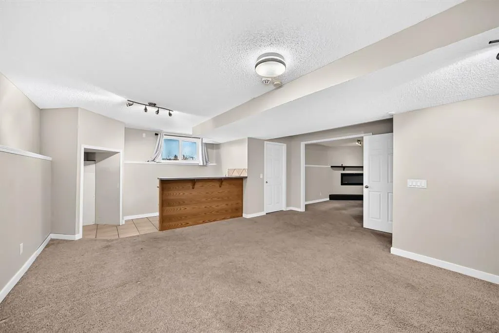 156 Aspen Creek Crescent