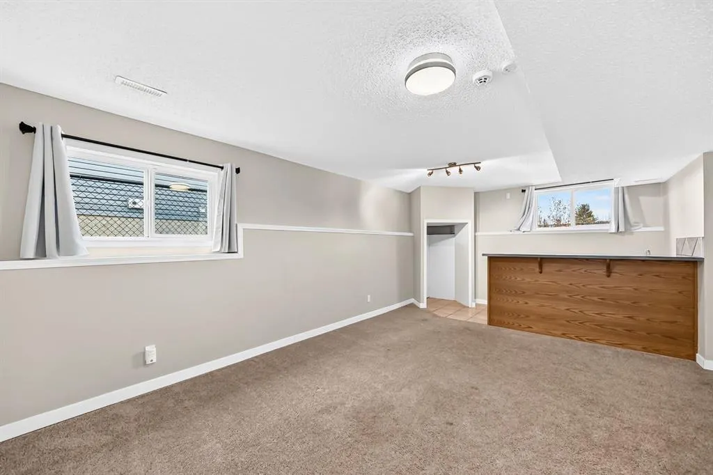 156 Aspen Creek Crescent