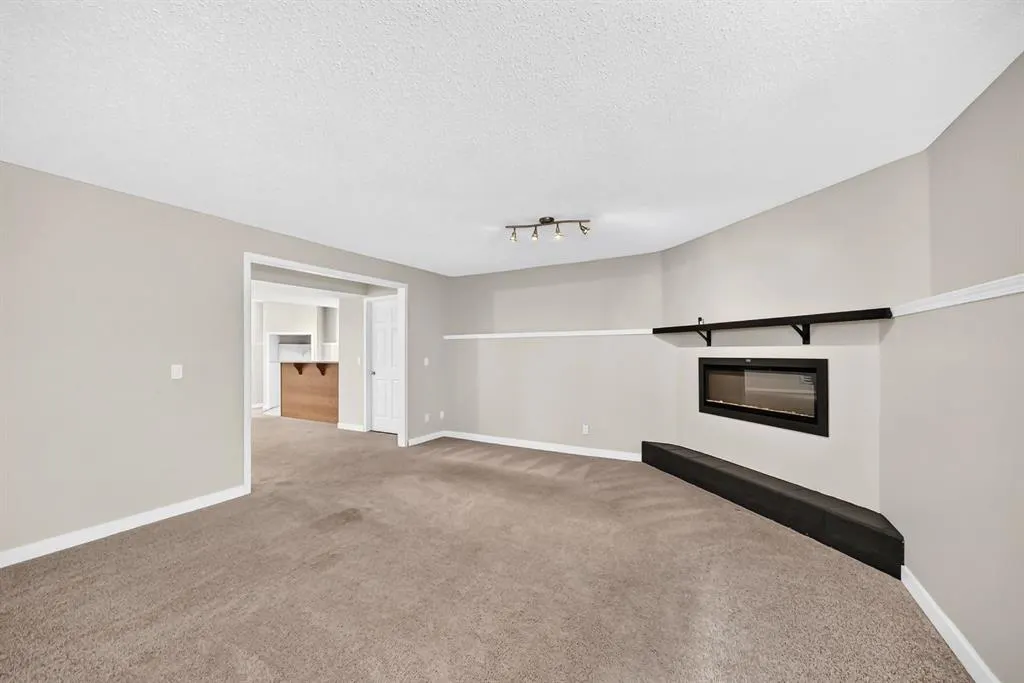 156 Aspen Creek Crescent