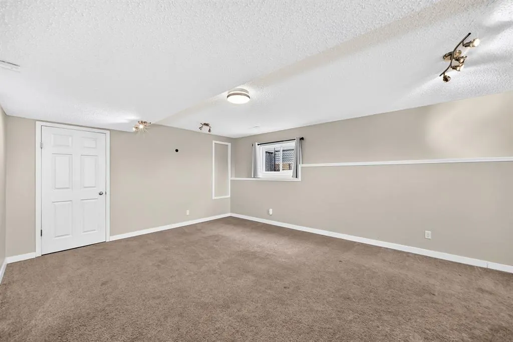 156 Aspen Creek Crescent