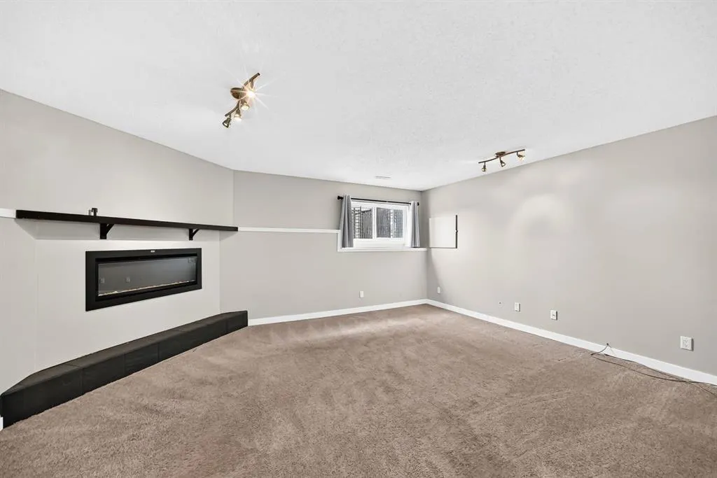 156 Aspen Creek Crescent