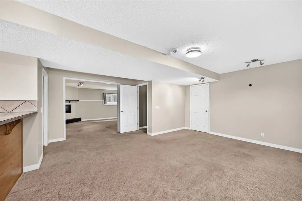 156 Aspen Creek Crescent