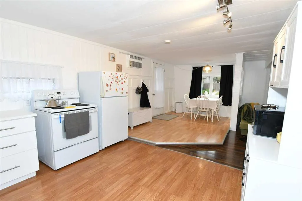 606 Tulip Street W