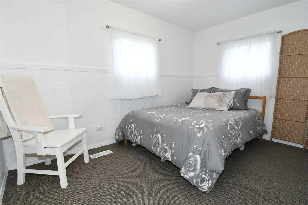 606 Tulip Street W