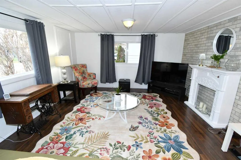 606 Tulip Street W