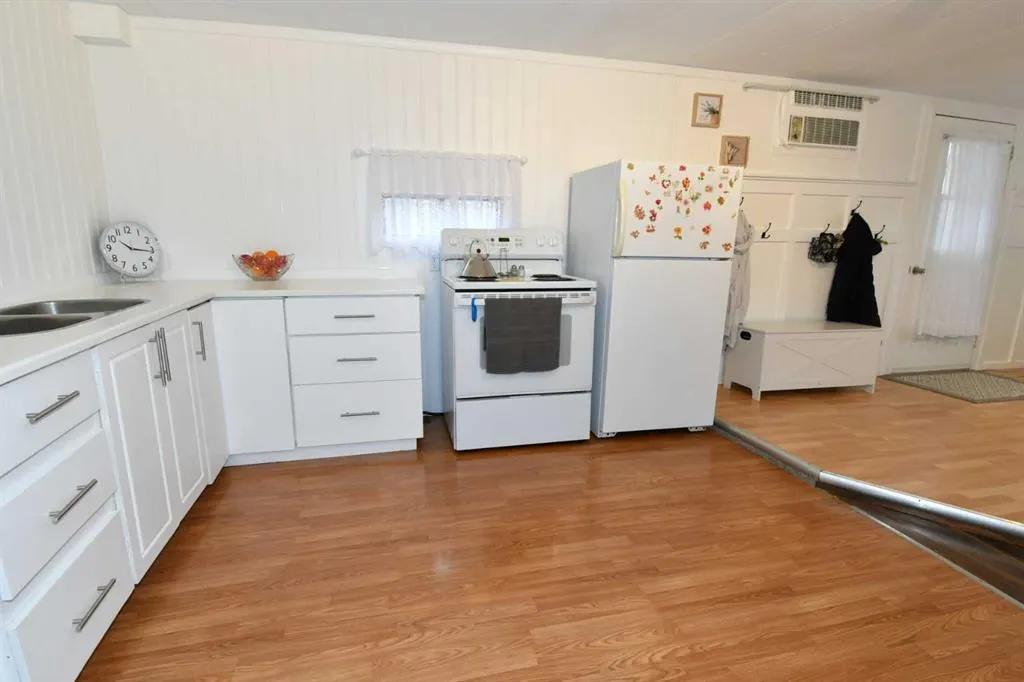 606 Tulip Street W