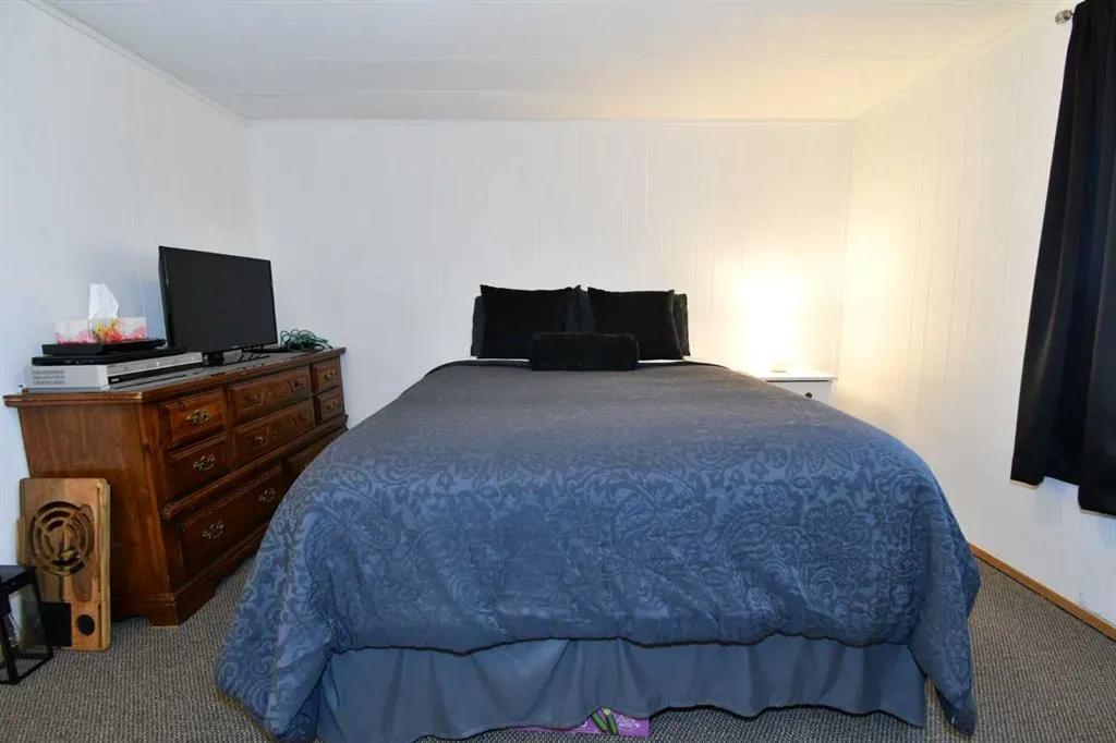 606 Tulip Street W