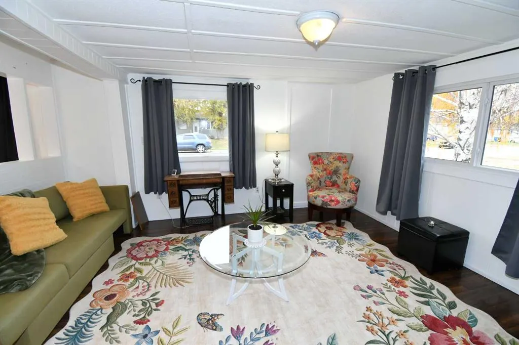 606 Tulip Street W