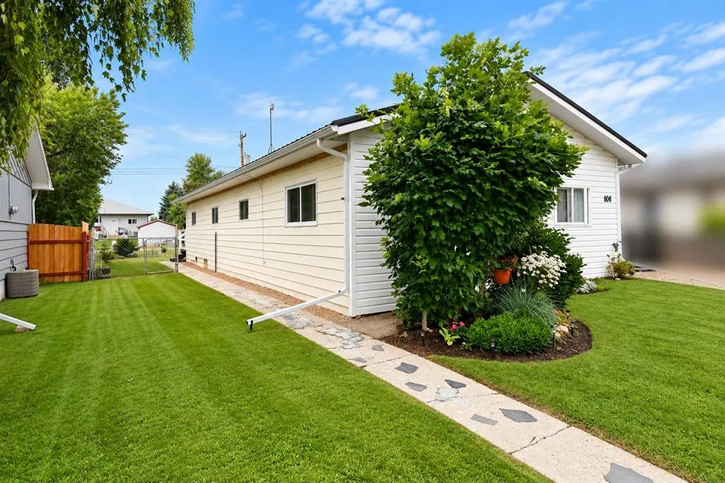 606 Tulip Street W